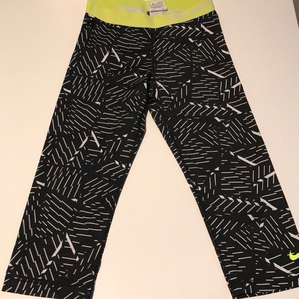 Nike DriFit Pro Capri workout pants Size M